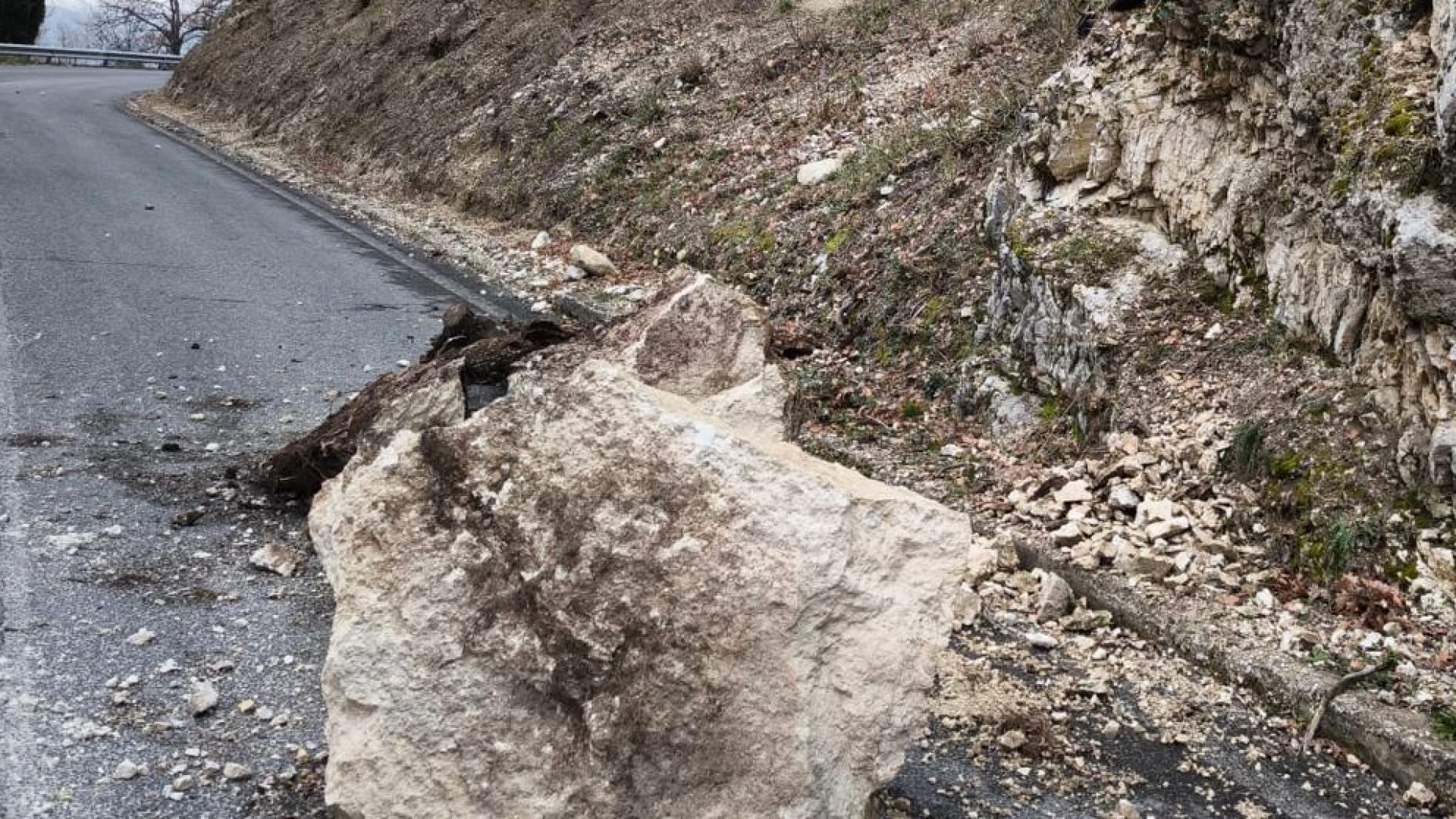 Massi caduti in strada a Raiano: sopralluogo dei tecnici della Provincia dell’Aquila.